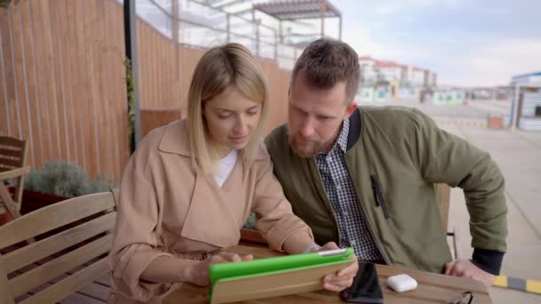 Mujer usando su tableta con un novio
. - Metraje, vídeo