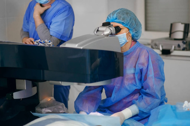 silmäkirurgit leikkaavat potilaan. kirurgeja töissä. lääketieteelliset käsitykset
 - Valokuva, kuva