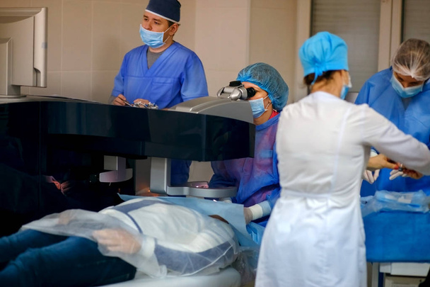 cirujanos oculares realizan cirugía en el paciente. cirujanos en el trabajo. concepciones médicas
 - Foto, Imagen