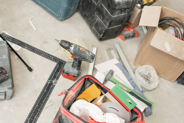 Verscheidenheid aan reparatie tools op betonnen vloer. Oude hulpmiddelen renovatie, reparatie tools set. - Foto, afbeelding