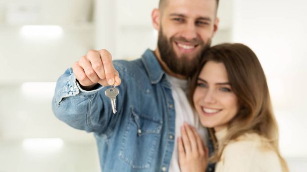 New Home Owners. Loving Couple Showing Key - Fotografie, Obrázek