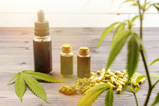 Palackok Cannabis CBD olaj, bimbó és tabletták kender növény - Fotó, kép