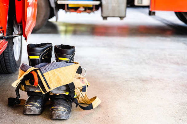 Ειδικά ρούχα για να σβήσουν φωτιές, οι πυροσβέστες χρησιμοποιούν αυτές τις μπότες. - Φωτογραφία, εικόνα