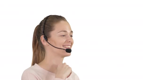 Piękny operator Call Center z zestawem słuchawkowym rozmawia na białym tle. - Materiał filmowy, wideo