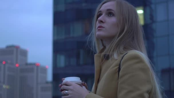 Slow Motion Dreamy Blonde Girl With A Cup Of Hot Coffee Staying In The City - Filmagem, Vídeo