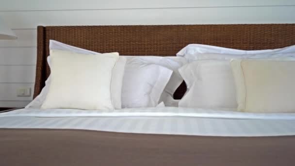 Filmaufnahmen von Luxusschlafzimmern im Resort-Hotel - Filmmaterial, Video