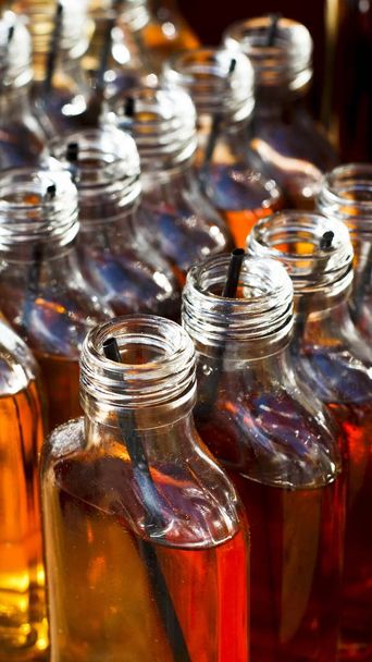 バーでのアルコールカクテルのクリエイティブボトルセット - 写真・画像