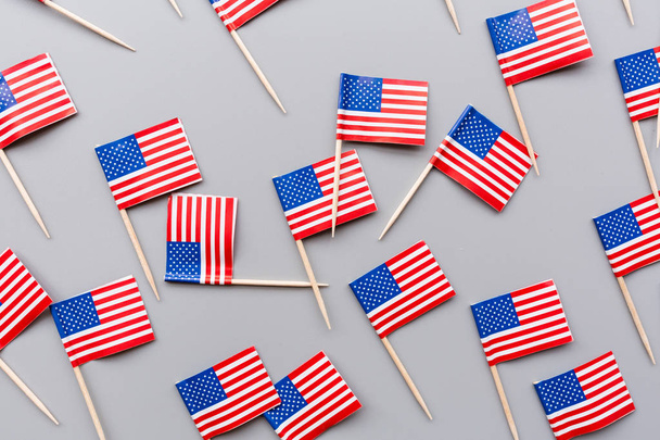 アメリカの旗とフラットレイ構成。独立記念日おめでとうフラットレイ、トップビュー、オーバーヘッド、モックアップ - 写真・画像