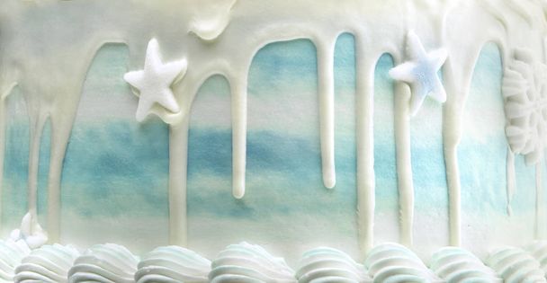 Kerst frosted cake met suiker sterren en sneeuwvlokken - Foto, afbeelding