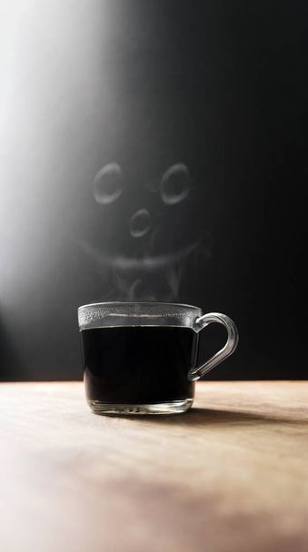 Hete koffie kopje met stomende smiley Happy Face - Foto, afbeelding