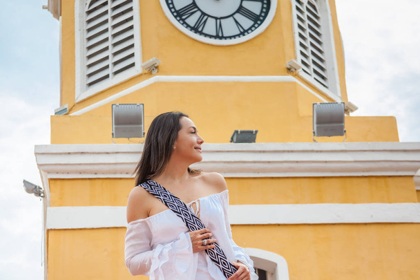 Beautiful woman walking around Cartagena de Indias next to the famous Clock Tower - Valokuva, kuva