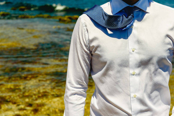 Ο επιχειρηματίας με τη γραβάτα του να φτερουγίζει στον άνεμο σε ένα φυσικό - Φωτογραφία, εικόνα