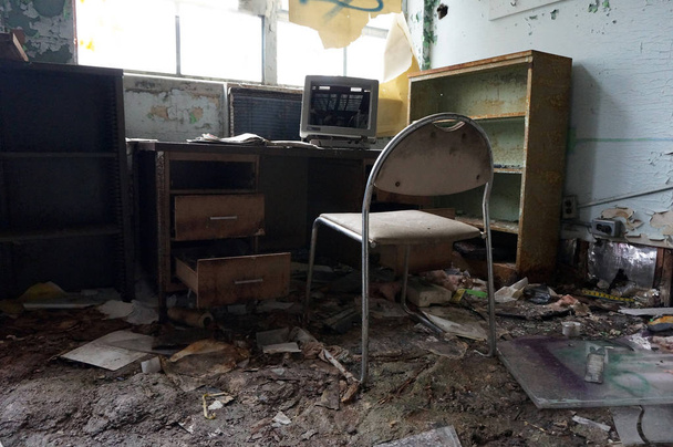 Bureau dans un bâtiment industriel abandonné
 - Photo, image
