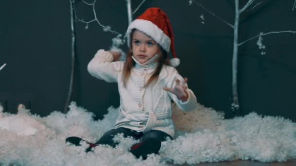 Αργή κίνηση Χριστούγεννα ή το νέο έτος παιδί πετούν γύρω από τεχνητό χιόνι - Πλάνα, βίντεο