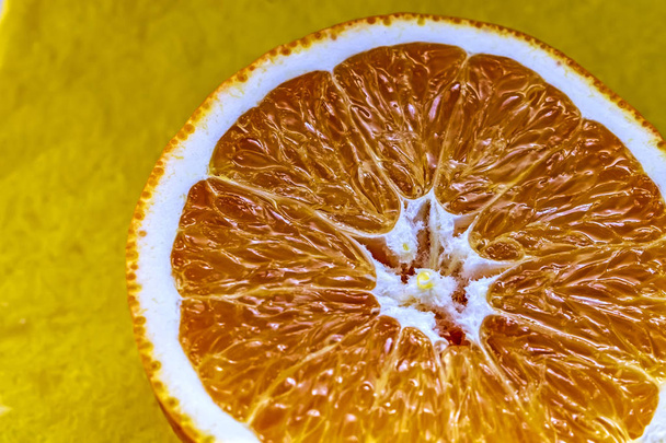 De helft van de sinaasappel is gesloten - Foto, afbeelding