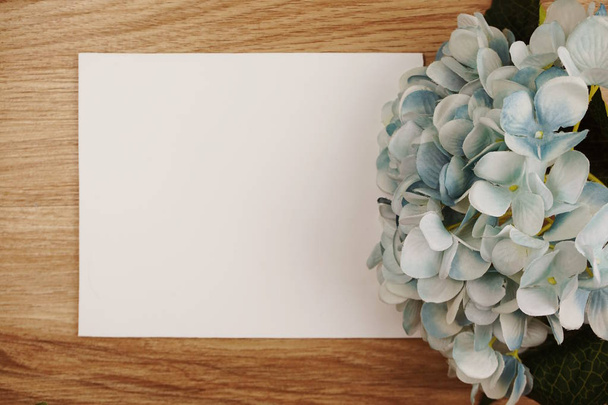 Alan kopya ahşap arka plan üzerinde dekorasyon düzenlemek ile Mavi Ortanca Çiçek buketi - Fotoğraf, Görsel