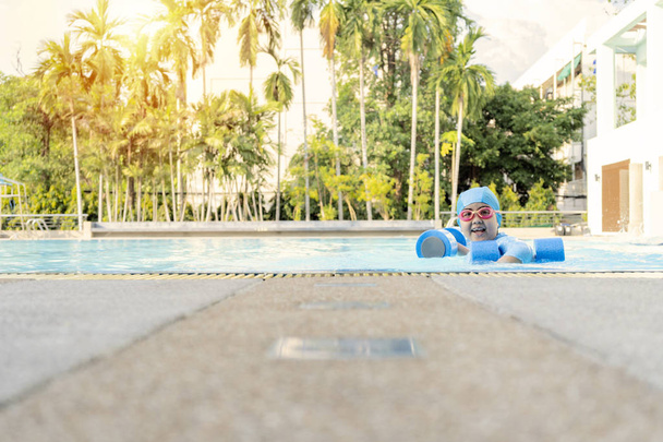 The very happy child that she had played in the pool. - Foto, imagen