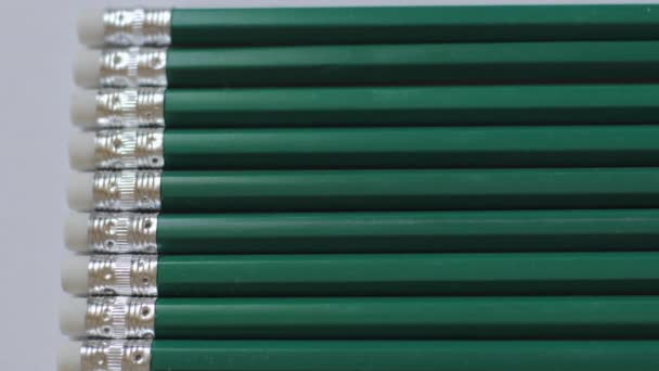 Close Up di un mucchio di identiche matite di grafite sulla tavola Dolly girato
 - Filmati, video
