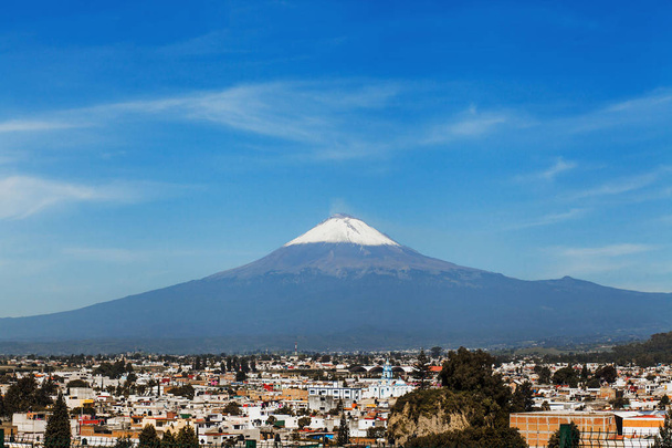 Popocatepetl sopka a pohled na Cholulské město v Puebla Mexico - Fotografie, Obrázek
