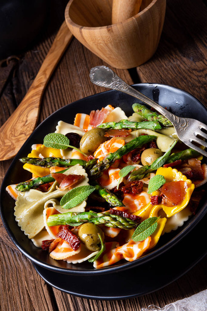 Pasta salad with green asparagus, olives and parma ham - Foto, immagini
