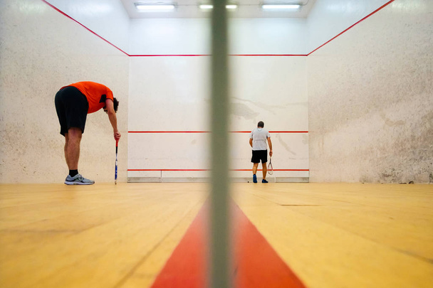 zwei freunde spielen squash in mutilva, navarra, spanien - Foto, Bild