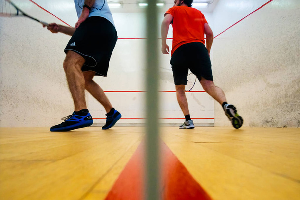 Mutilva, Navarra, İspanya'da squash oynayan iki arkadaş - Fotoğraf, Görsel