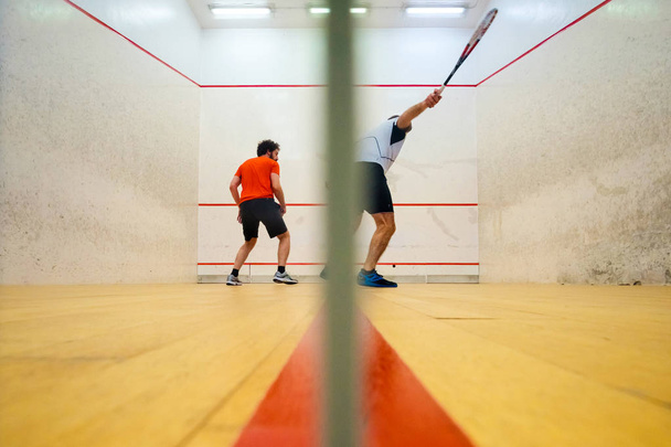 Dois amigos jogando squash em Mutilva, Navarra, Espanha
 - Foto, Imagem