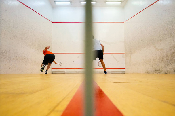 Két barát játszik squash a Mutilva, Navarra, Spanyolország - Fotó, kép