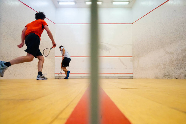 Kaksi ystävää pelaa squash Mutilva, Navarra, Espanja
 - Valokuva, kuva