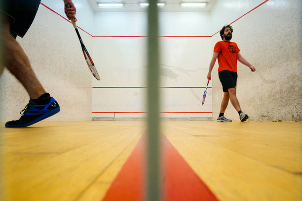 Due amici che giocano a squash a Mutilva, Navarra, Spagna
 - Foto, immagini