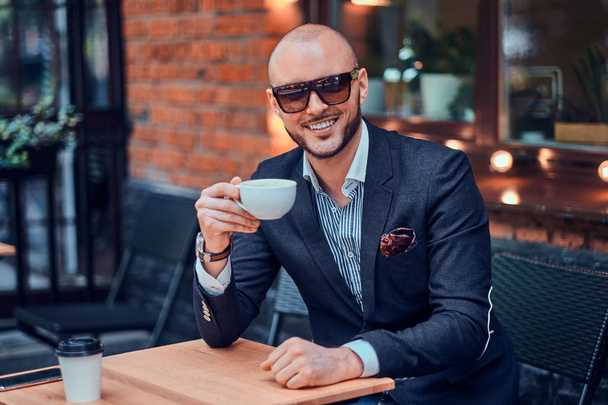 Szczęśliwy uśmiechnięty człowiek pije kawę - Zdjęcie, obraz