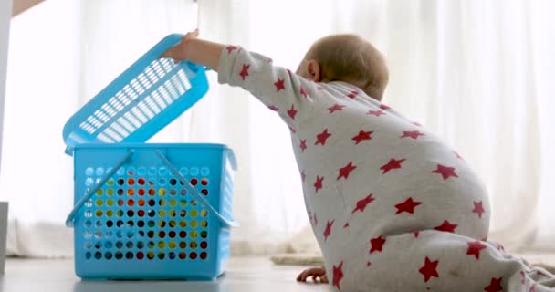 Schattige baby opening Toy Box - Video