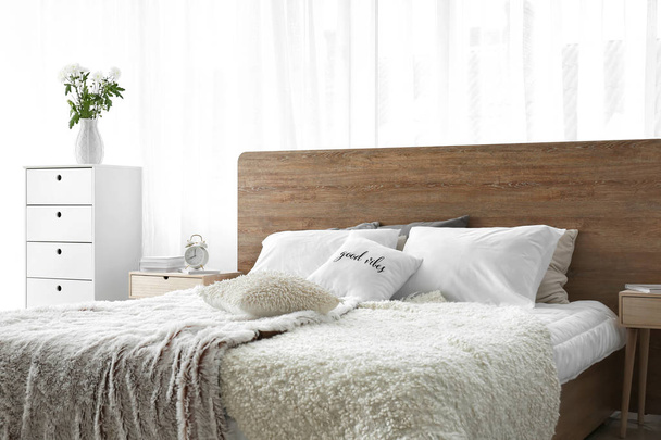Big bed in stylish interior of room - Φωτογραφία, εικόνα
