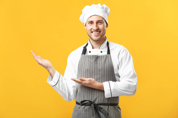 Chef masculino guapo sobre fondo de color
 - Foto, imagen