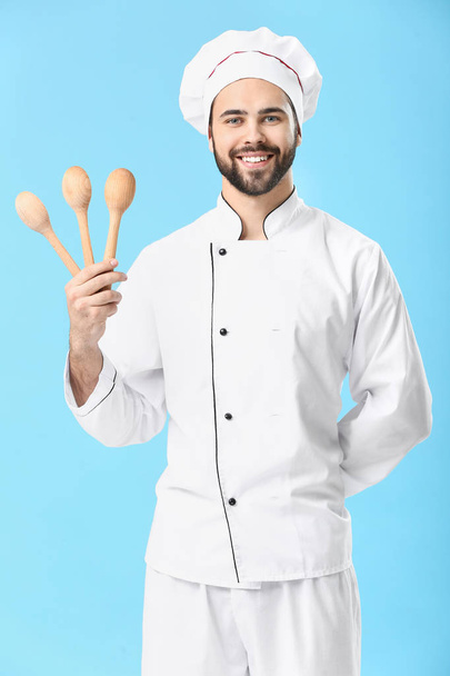 Hezký mužský kuchař na barvu pozadí - Fotografie, Obrázek