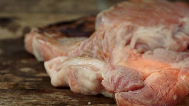 Chef usando cerdo quemado a gas en la cocina
 - Metraje, vídeo