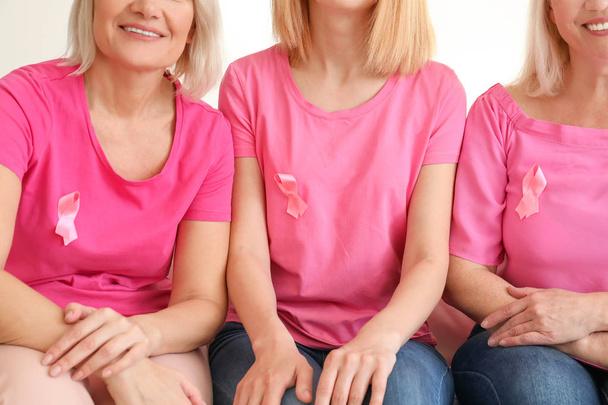Belles femmes d'âges différents avec des rubans roses. Concept de cancer du sein
 - Photo, image