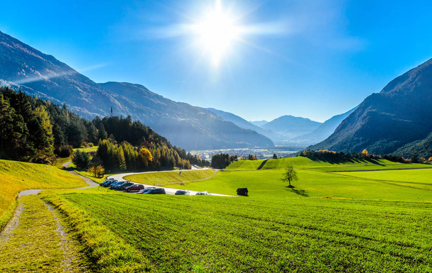 Näkymä Alpeilla vuoret vihreät kentät ja aurinko
 - Valokuva, kuva
