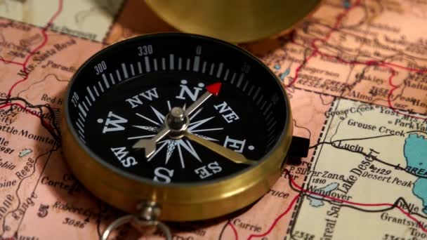 Vanha kompassi näyttää paikallistamiseen magneettinen pohjoiseen
 - Materiaali, video