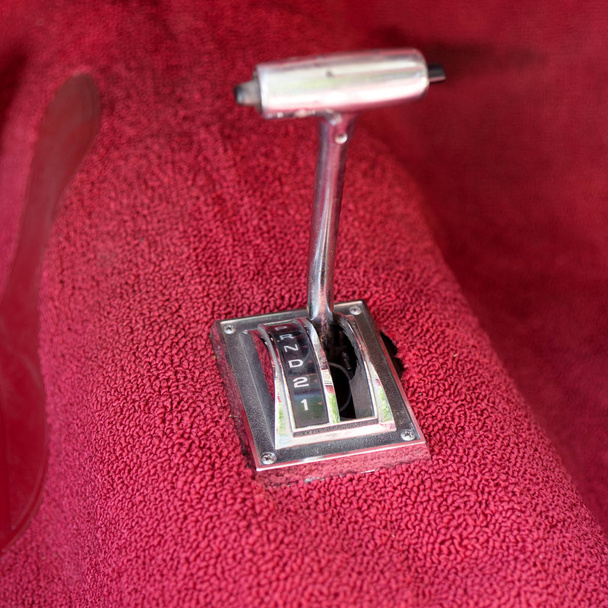 Ретро автоматична коробка передач в червоній кабіні автомобіля. Класична автотрансмісія
 - Фото, зображення