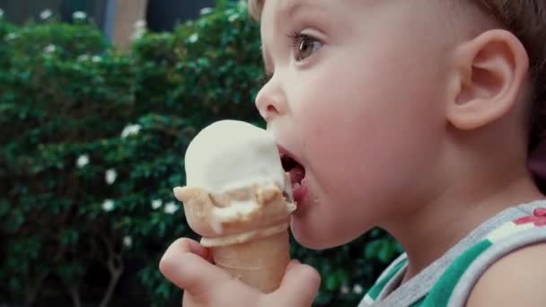 Niedliches Baby isst Eis in Tüte - Filmmaterial, Video