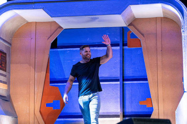 Bonn, Germany - June 8 2019: Wes Chatham (* 1978, actor - The Expanse) entering the panel at FedCon 28, a four day sci-fi convention. FedCon 28 состоялся 7-10 июня 2019 года
. - Фото, изображение