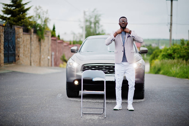 Rich and stylish african american man in blazer and white pants, - 写真・画像