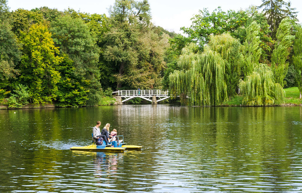 family on a catamaran in a park pond - Foto, immagini