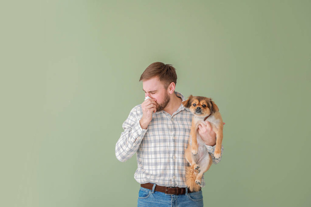 Man suffering from pet allergy on color background - Fotografie, Obrázek