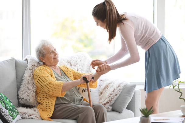 Cuidador con una mujer mayor en un hogar de ancianos
 - Foto, imagen