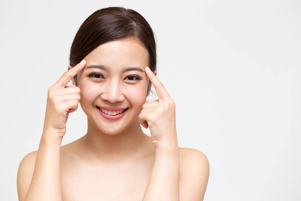 Feliz hermosa mujer asiática joven con la piel limpia y fresca, cuidado de la cara belleza chica, tratamiento facial y cosmetología concepto de spa
 - Foto, imagen