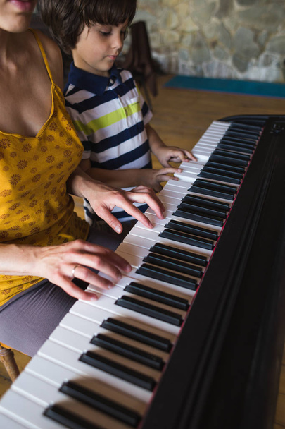 Детские и женские руки на клавишах для фортепиано
. - Фото, изображение
