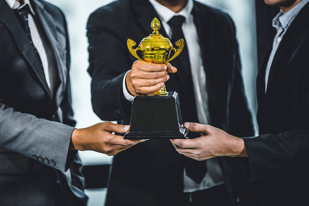 Business Team wygrana lub udany koncept, Grupa biznesmen posiadający złoto Zwycięzca Cup - Zdjęcie, obraz