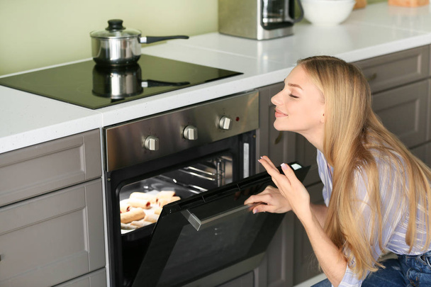 Žena s podnosem na pečení s domácím pečivem z trouby - Fotografie, Obrázek